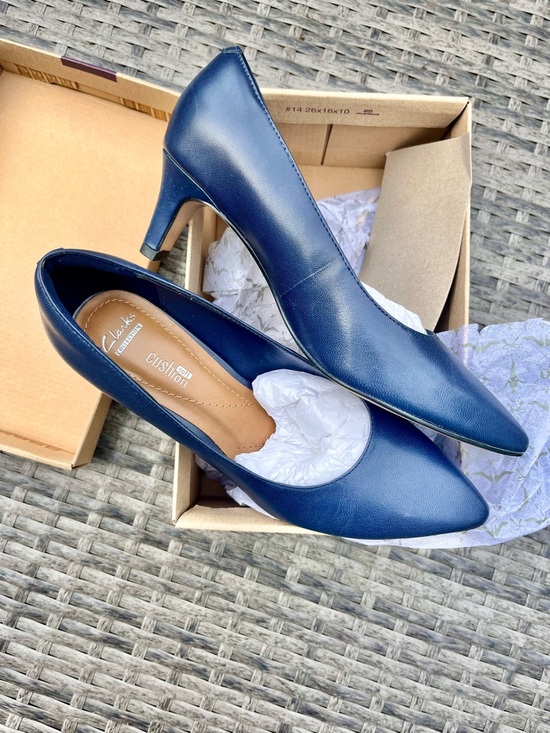 NIB Clarks Crewso Wick Navy Pointed-Toe Low Heel Pumps Brand New Never Worn - Picture 3 of 6